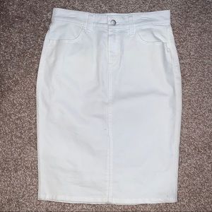 New without tag Banana Republic White denim skirt